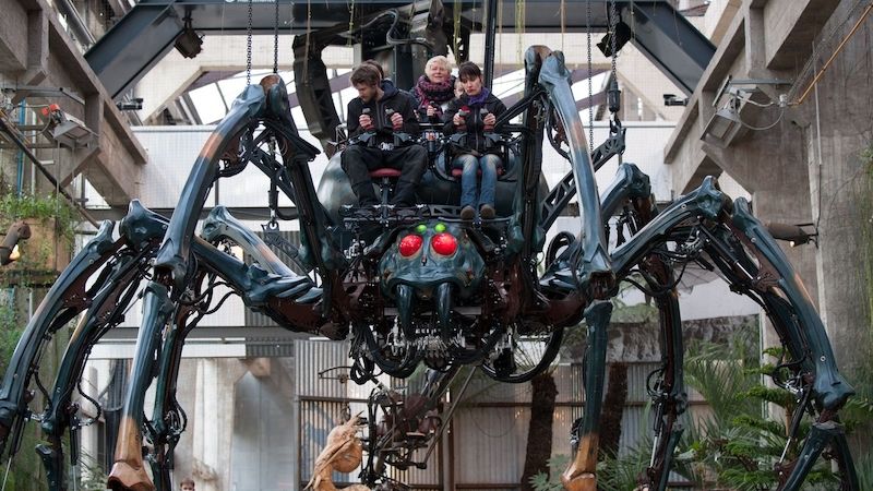 Chevaucher une araignée géante ?  Un parc d’attractions en France est un paradis pour les monstres