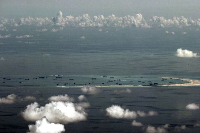 Letecký záběr z filipínského průzkumného letounu ukazující čínské aktivity na Spratlyho ostrovech. 