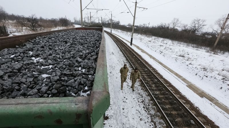 Aktivisté blokující trať z oblastí držených separatisty procházejí kolem vlaku s uhlím 