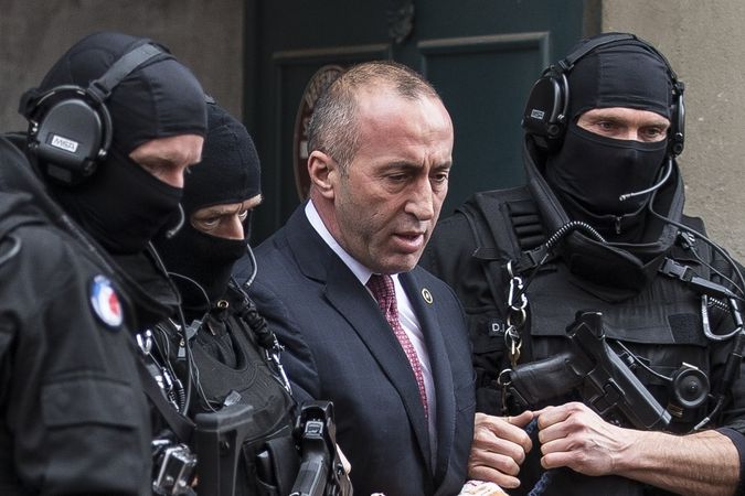 Bývalý kosovský premiér Ramush Haradinaj je odváděn od soudu ve Francii 