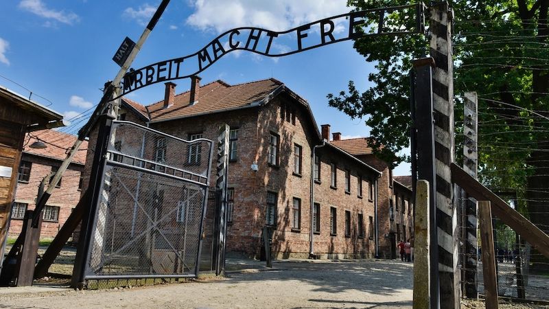 Brána bývalého nacistického koncentračního tábora v polské Osvětimi