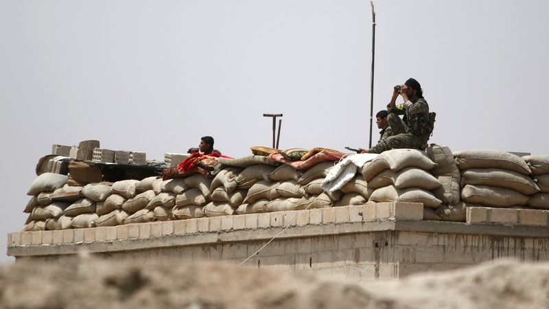 Bojovníci Syrských demokratických sil pozorují frontu v provincii Rakka 
