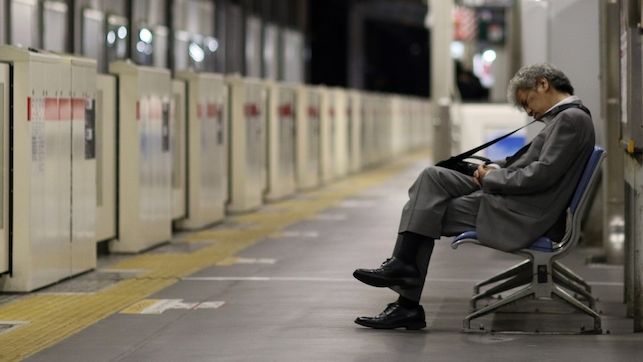 V Japonsku na veřejnosti poměrně běžně narazíte na vyčerpané a spící vysoce postavené pracovníky.