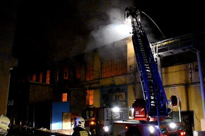 BEZ KOMENTÁŘE: Hasiči celou noc hasili hořící halu ve Vysočanech