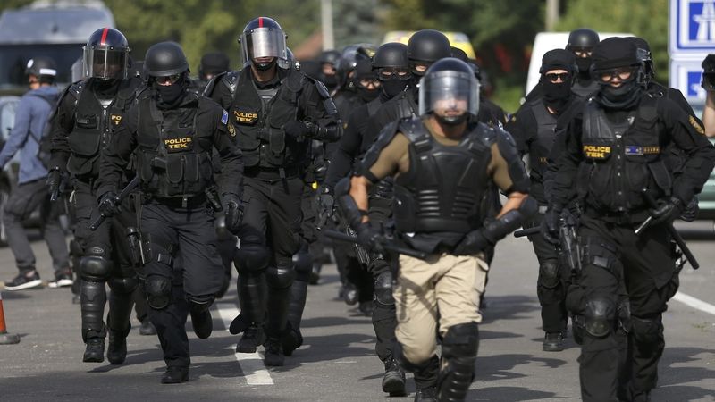 Maďarští policieté ina přechodu Roszke