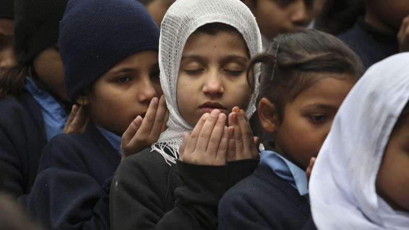 Děti v Láhauru se modlí za zabité školáky z Péšávaru.