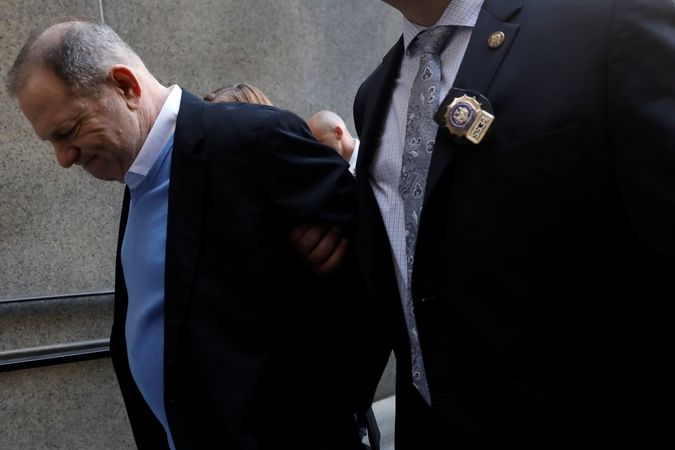 Harvey Weinstein už dorazil k soudu.