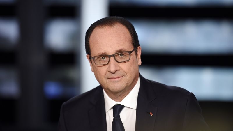Francouzský prezident François Hollande před vysíláním v televizi TF1