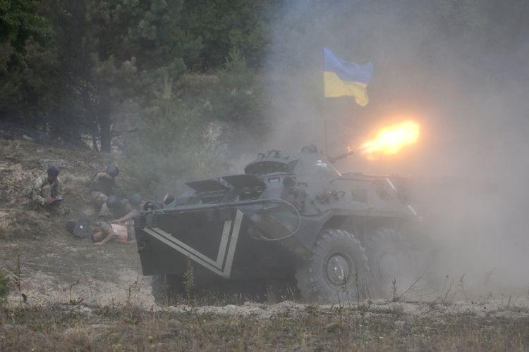 Ukrajinští vojáci pálí na cvičení pod dozorem britského instruktora. 