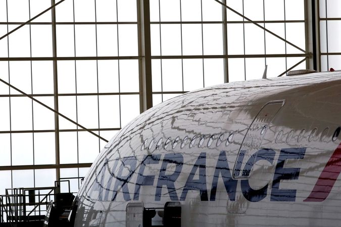 Airbus A380 společnosti Air France v hangáru pařížského letiště