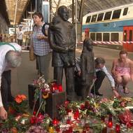 Lidé zapalují svíčky za sira Nicholase Wintona