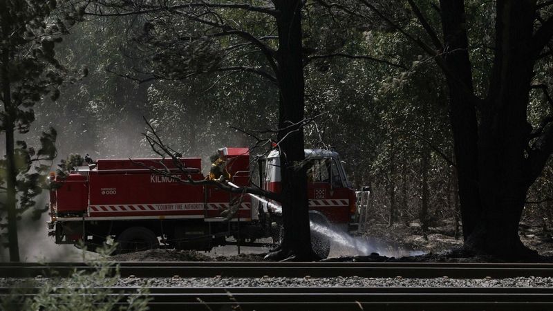 Australští hasiči ochlazují zem. (ilustrační foto z jiného požáru) 