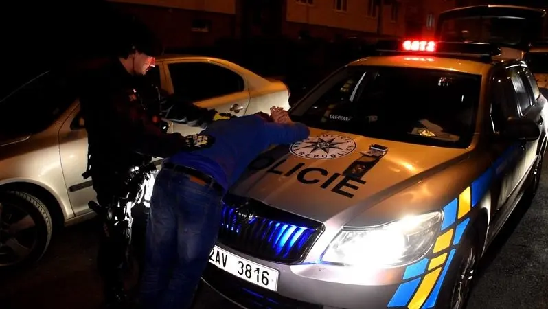 Opilí mladíci v audi nabourali několik aut a málem přejeli dívku, dopadli je policisté - Novinky
