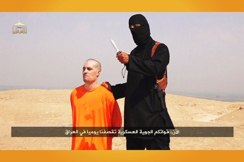 Záběr z videa Islámského státu zachycující Jamese Foleyho s jeho vrahem 
