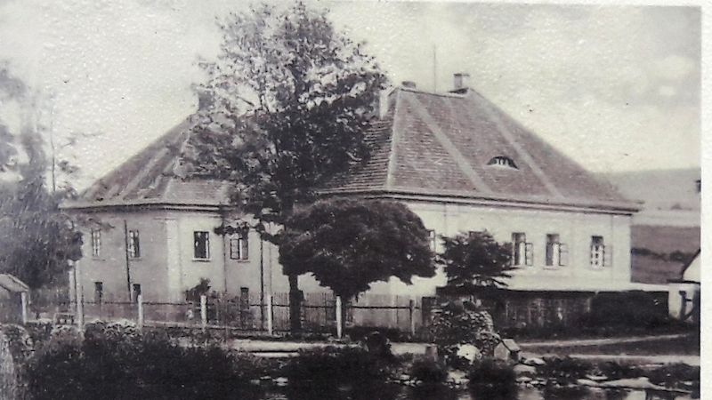 Historická podoba zámku v Chocenicích na archivním snímku.