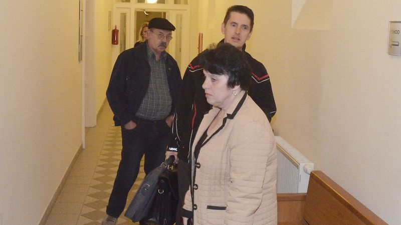 Bývalá kurátorka muzea Tamara Hájková s Janem Duroněm (muž v brýlích) před soudem