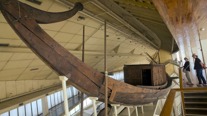 První Cheopsova loď, objevená již v roce 1954. Po rekonstrukci ji vystavili v muzeu.