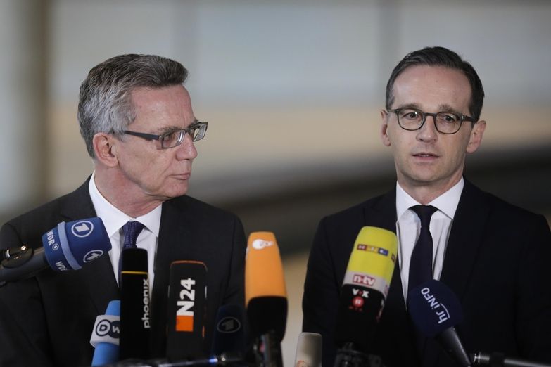 Německý ministr vnitra Thomas de Maiziere (vlevo) a jeho vládní kolega šéf spravedlnosti Heiko Maas 