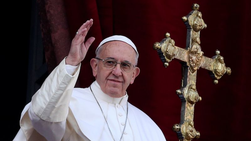 Papež František zdraví davy při svém tradičním projevu Městu a světu.