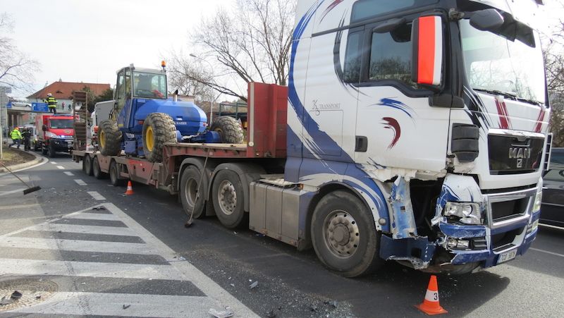 Při nehodě v Českém Krumlově se zranila řidička a spolujezdec z peugeotu. Jejich vůz odmrštil řidič fabie přímo pod kamión.