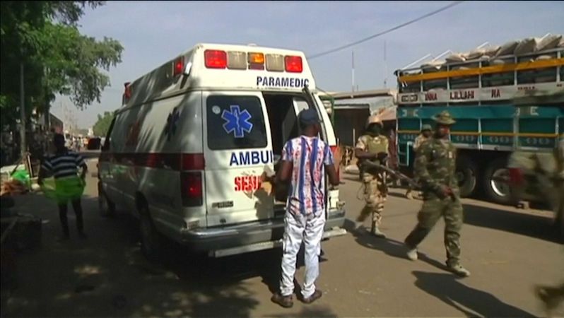 Sanitka na místě útoku dvou sebevražedných útočnic v Madagali