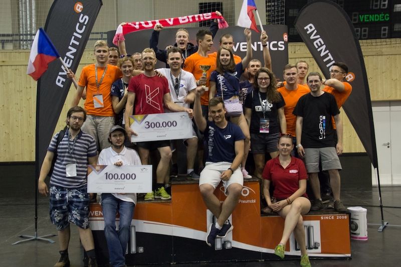 Vítězný tým studentů VUT na závodech pneumobilů v Maďarsku