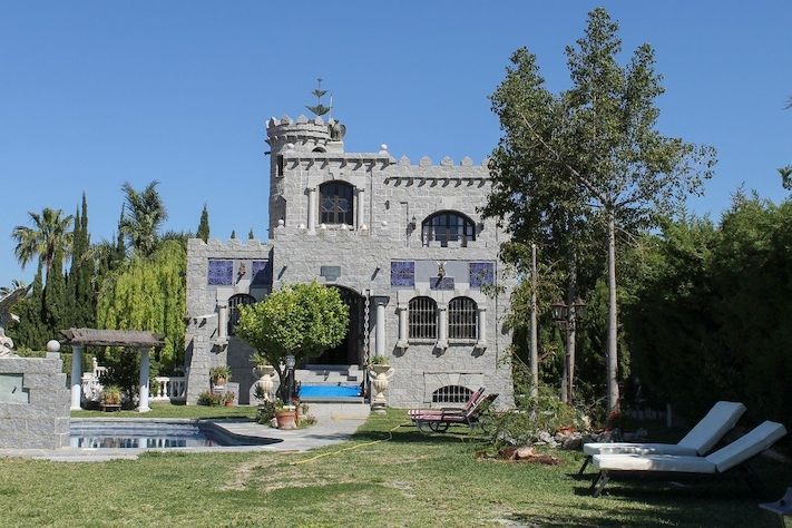 Moderní vila ve španělské Andalusii je postavena jako napodobenina středověkého hradu.