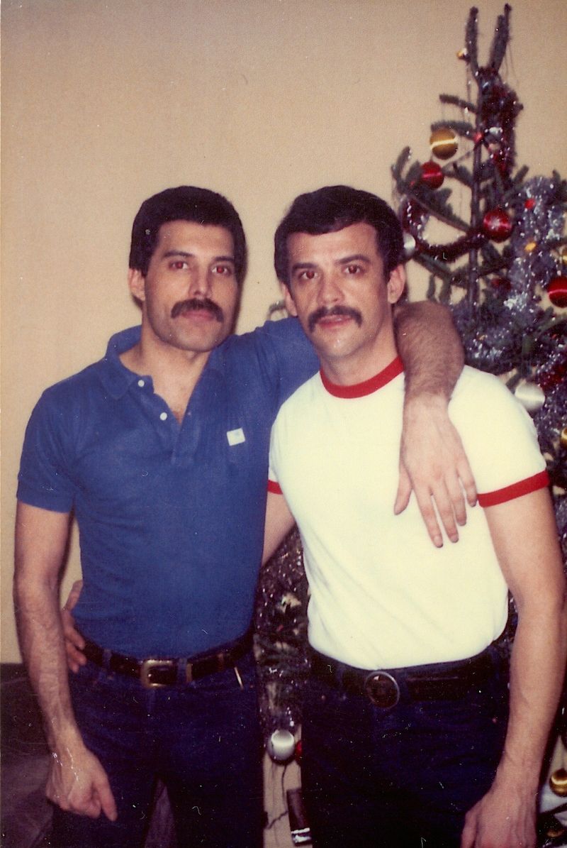 Freddie Mercury a Peter Freestone v osmdesátých letech.