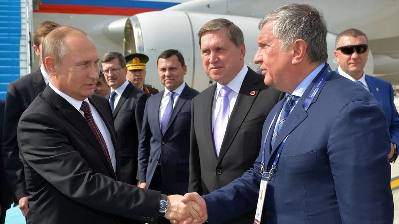 Ruský prezident Vladimir Putin si potřásá rukou s šéfem státem ovládané ropné firmy Rosněfť Igorem Sečinem na světovém energetickém kongresu v Istanbulu