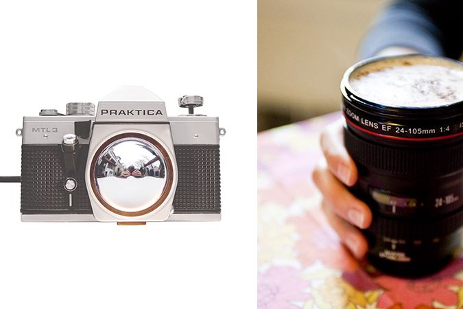 Lampička ve tvaru fotoaparátu i stylový hrneček na nápoje budou hrát v bytě fotografa prim.