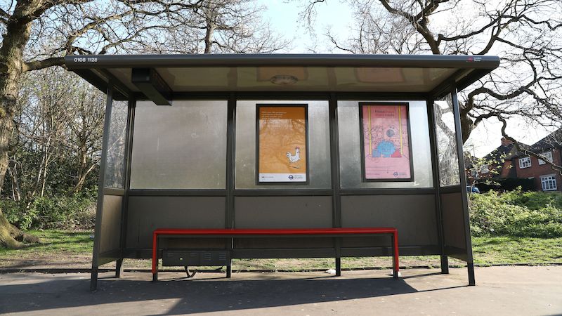 Autobusová zastávka v Croydonu, kde došlo k napadení kurdského teenagera.