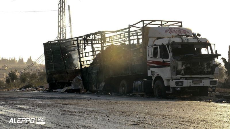 Ohořelý kamión z humanitárního konvoje po leteckém útoku u Aleppa