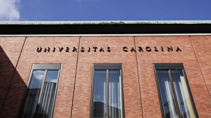 Obtěžování na Univerzitě Karlově nedořešeno, děkanka se obětem omluvila