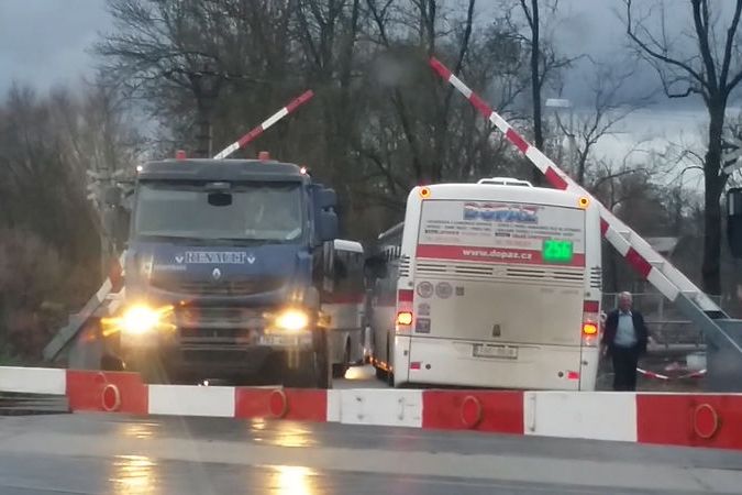  BEZ KOMENTÁŘE: Autobus uvízl na přejezdu