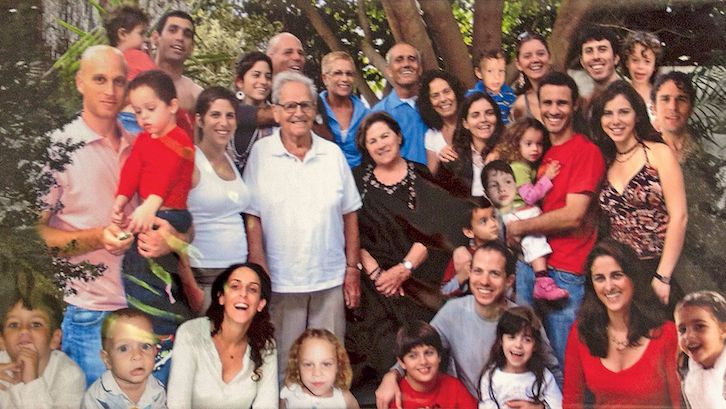 Nová velká izraelská rodina, čítající třiatřicet členů.