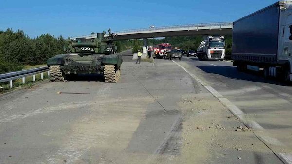 Vyproštěný tank na dálnici
