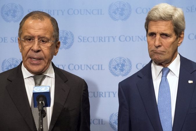 Ruský ministr zahraničí Sergej Lavrov mluví na společné tiskové konferenci s americkým protějškem Johnem Kerrym. 