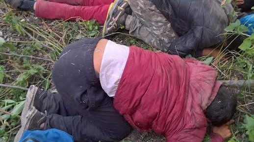 Polní strážníci přinutili migranty lehnout na zem