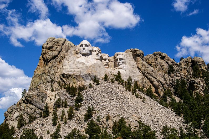 Víte, že George Washington má o přibližně jednu stopu delší nos než jeho kamenní kolegové?