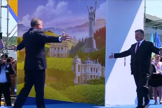BEZ KOMENTÁŘE: Zahájení bezvízového styku oslavil ukrajinský prezident Porošenko se svým slovenským protějškem Kiskou