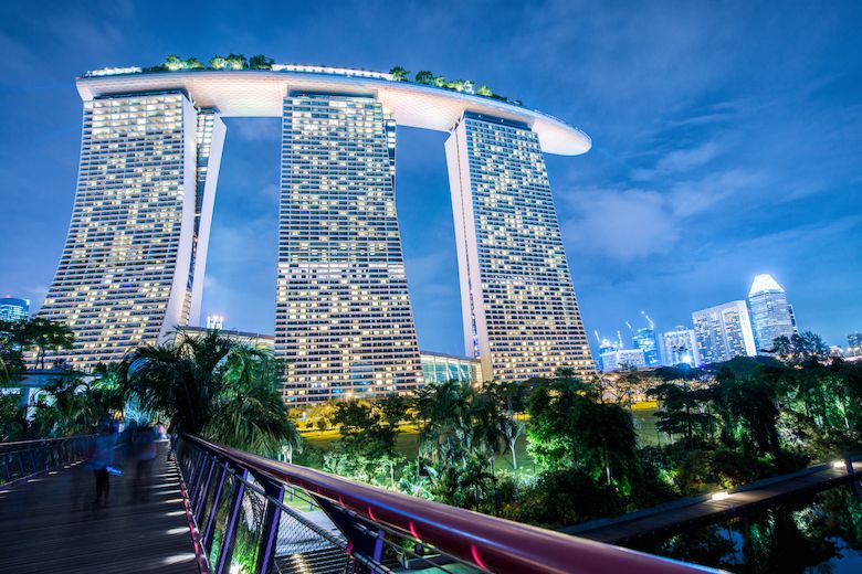 Hotel a kasino Marina Bay Saands patří mezi nejdražší stavby světa. Tyčí se do výšky 145 metrů a na střeše má zahradu.