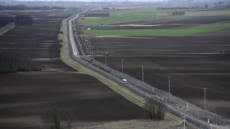 Dvojí bariéra na srbsko-maďarské hranici