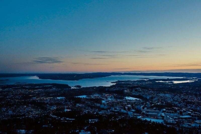 Největší devizou apartmá ve skokanském můstku je uchvacující výhled na Oslofjord s norskou metropolí u nohou.