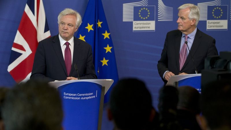 Vyjednavač Michel Barnier (vpravo) a jeho britský protějšek  David Davis. Muži, kteří mají dojednat rozchod Británie s Evropou. 