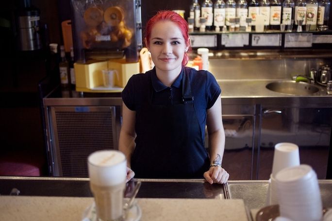 Řada studentů najde přes léto brigádu v restauracích a barech.