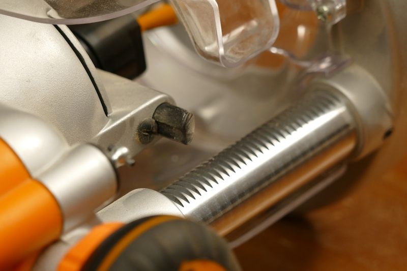 Některé horní frézky mají vodicí sloupek s hřebenem, který umožňuje krokový posuv motorové části, což je praktické především při použití ve frézovacím stolku.
