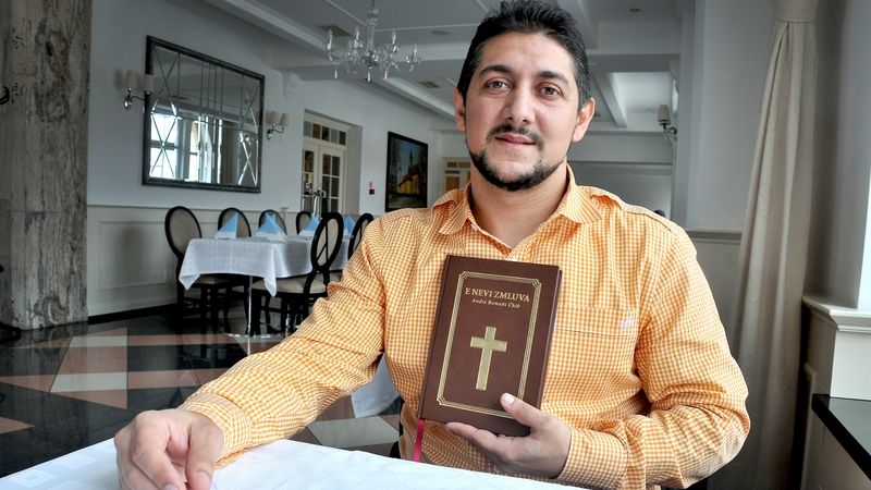 Marek Olah přeložil bibli do romštiny.