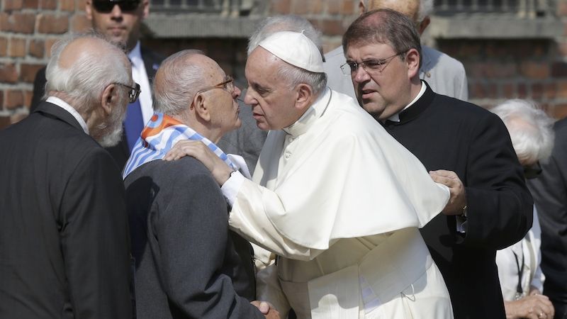Papež se zdraví z mužem, který přežil Osvětim.