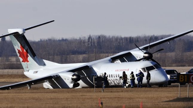 Havarovaný letoun na ranveji letiště v Edmontonu