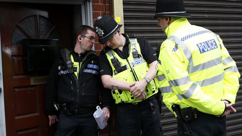 Britští policisté při zatýkání v Birminghamu